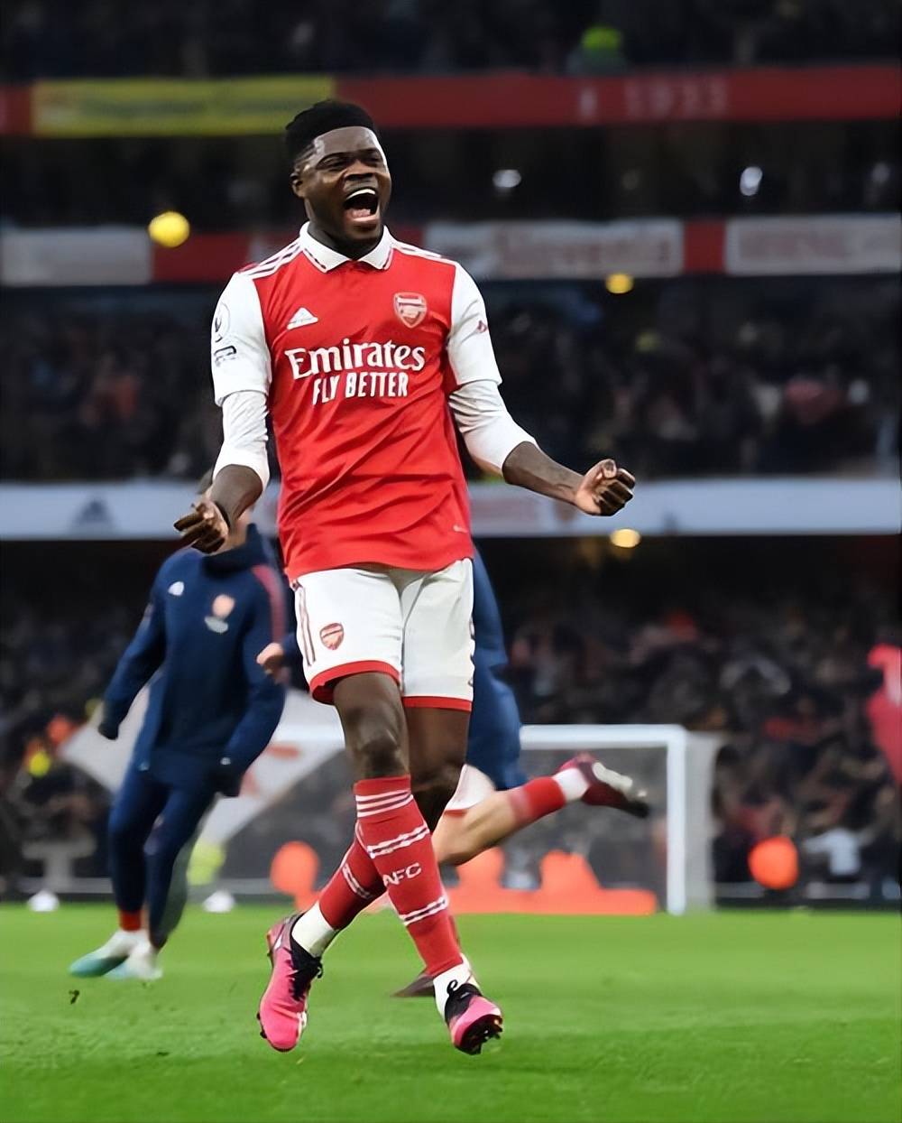 包含赛地聚焦——欧冠冲刺阶段热度飙升，阿森纳更衣室发声，底气十足，训练强度明显提升的词条